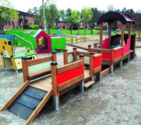 Lok mit großem Waggon und Rampe